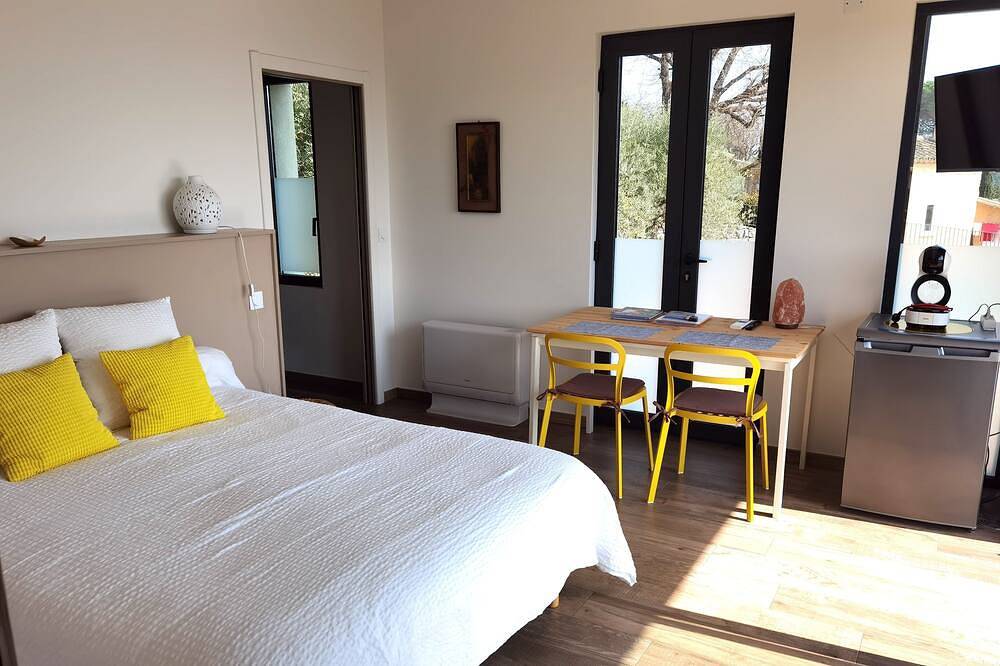 \"Prana\", belle suite tout confort chez l'habitant,  avec piscine et jardin in Montauroux, Côte méditerranéenne (France)