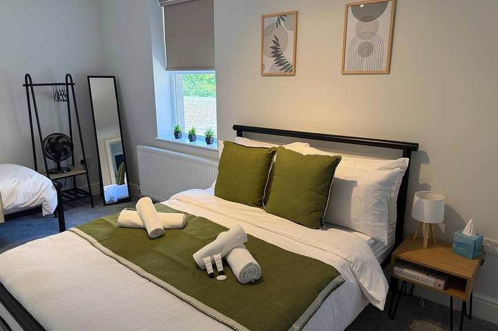 Entire apartment, Central Bolton 3Bed | Free Parking | Walk to Town in Bolton, Greater Manchester