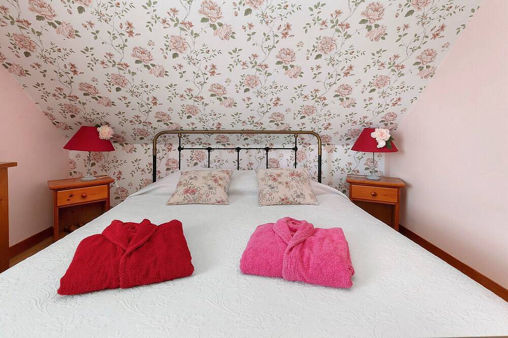 Chambre d’hôtes Rose Briéronne 3p - étage avec terrasse et jardin partagés, Wi-Fi in Saint-Lyphard, Région de Saint-Nazaire