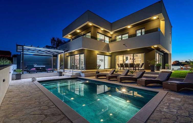 Ferienhaus für 6 Personen, mit Balkon und Terrasse sowie Whirlpool und Garten in Zadar (Kommun)