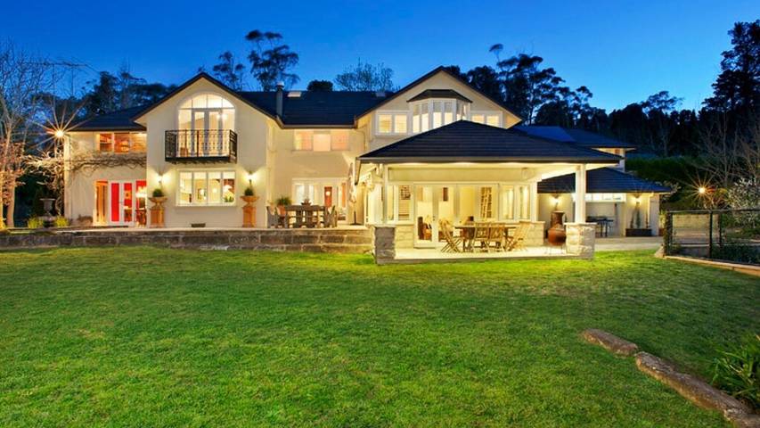 Holiday home for 12 people, with balcony and hot tub as well as garden in Leura