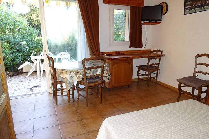 Gîte pour 4 personnes, avec jardin ainsi que terrasse et piscine à Roquebrune-sur-Argens - 4