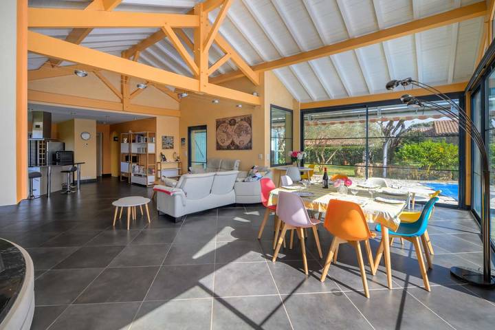 Location de vacances pour 10 personnes, avec terrasse ainsi que jardin et piscine, animaux acceptés dans Réserve naturelle du Courant d'Huchet - 3