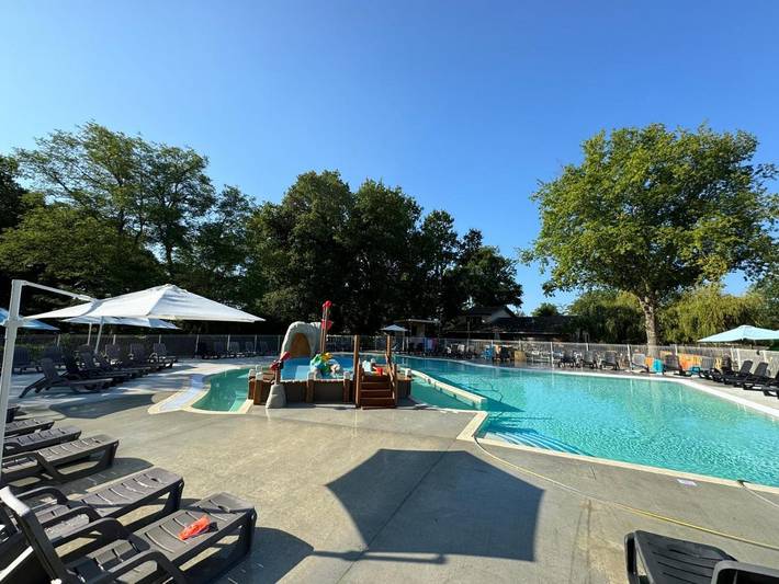 Camping pour 4 personnes, avec Terrasse et Jacuzzi ainsi que Jardin et Piscine