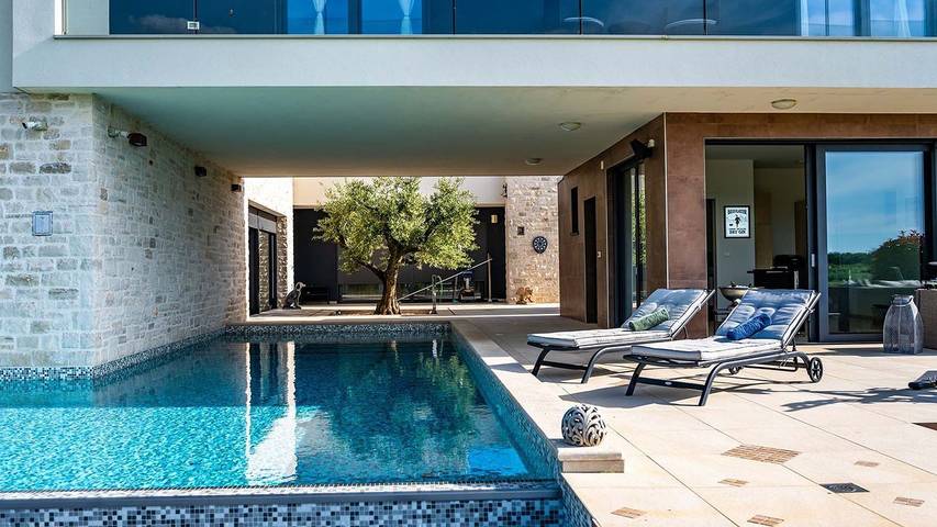 Villa pour 8 personnes, avec piscine ainsi que jardin et terrasse, animaux acceptés à Novigrad - 3