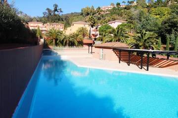 Gîte pour 5 personnes, avec piscine ainsi que terrasse et vue dans Port de la Figueirette