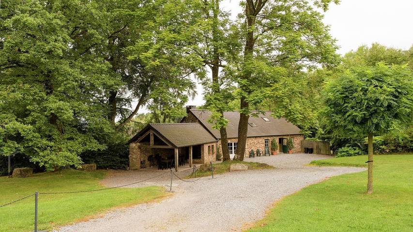 Location de vacances pour 16 personnes, avec jardin à Wéris