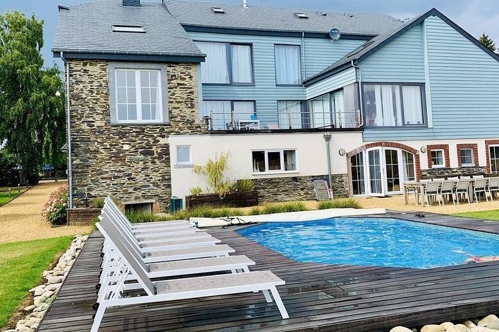 Location de vacances pour 12 personnes, avec terrasse et piscine ainsi que jardin et sauna, animaux acceptés dans Tavigny