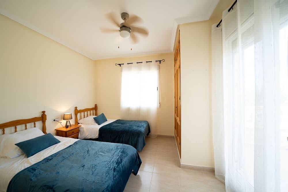 Beautiful house with terrace, swimming pool, located 700 m from the sea (6 pers) in Torre de la Horadada, Pilar de la Horadada