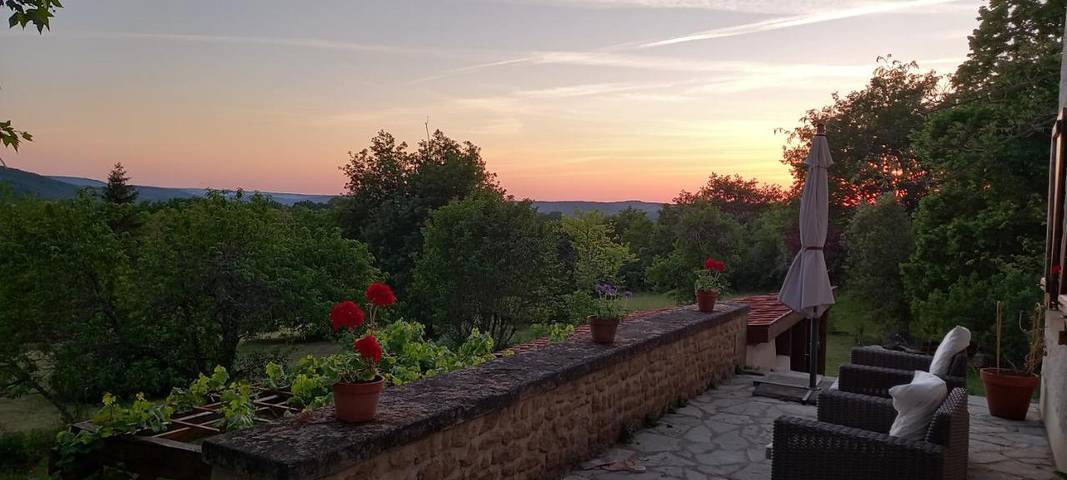 Location de vacances pour 2 personnes, avec vue ainsi que jardin et terrasse à Saint-Julien-de-Lampon - 3