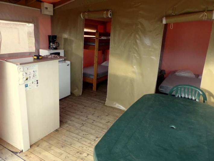 Tente pour 4 personnes, avec piscine et terrasse en Dordogne
