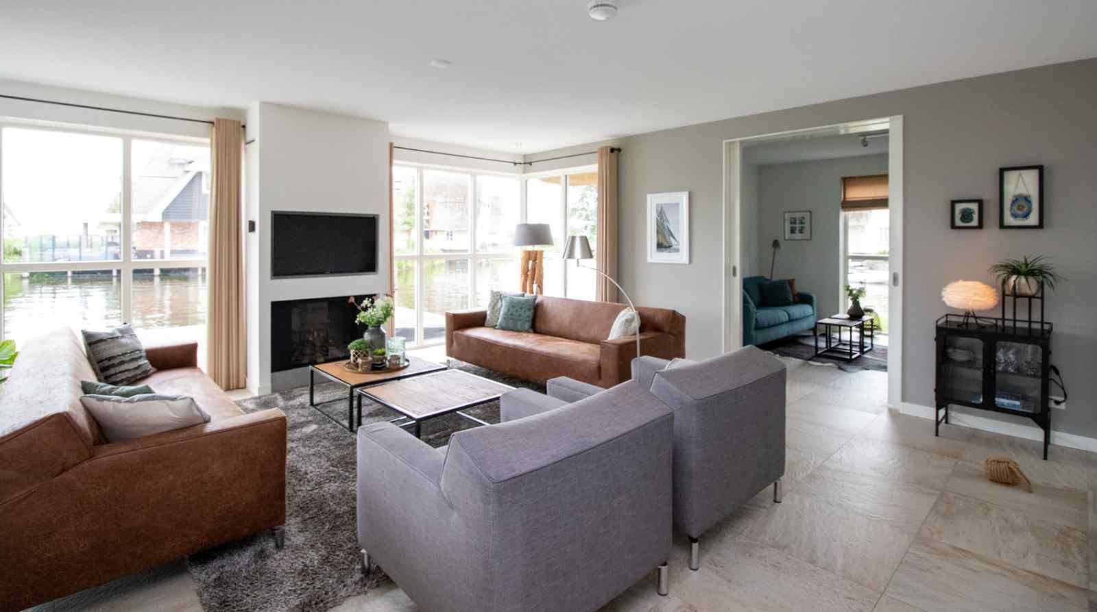 Luxuriöse 8-Personen-Wasservilla mit finnischer Sauna und Sonnenterrasse direkt am Wasser in Delfstrahuizen, Friesland