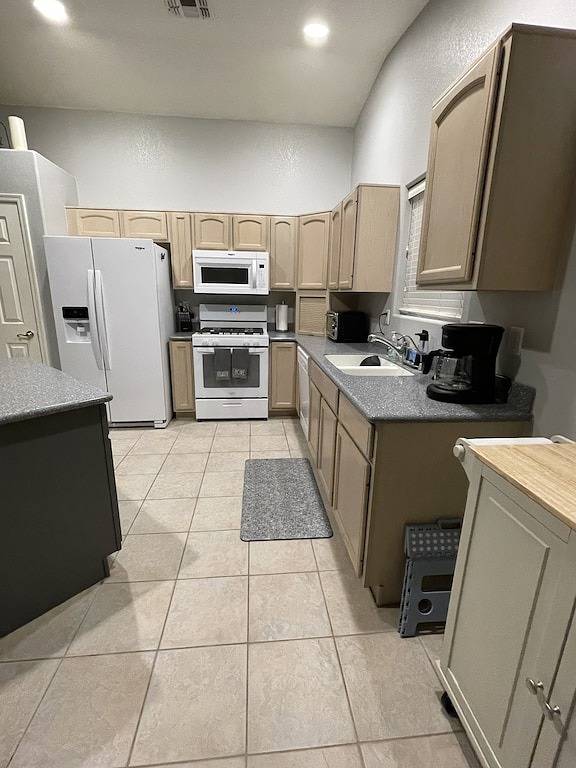 Quiet Golf Community Home: \n3 Bedroom - 2 Bath \nw/Private Non-Heated Pool in Fort Mohave, Mojave-Wüste