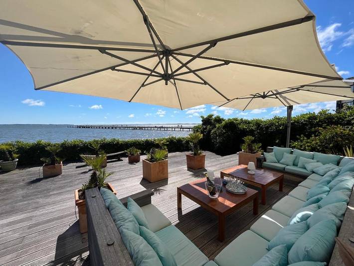 Location de vacances pour 14 personnes, avec Balcon et Terrasse ainsi que Jardin et Piscine dans Plage De La Jetee Andernos Les Bains