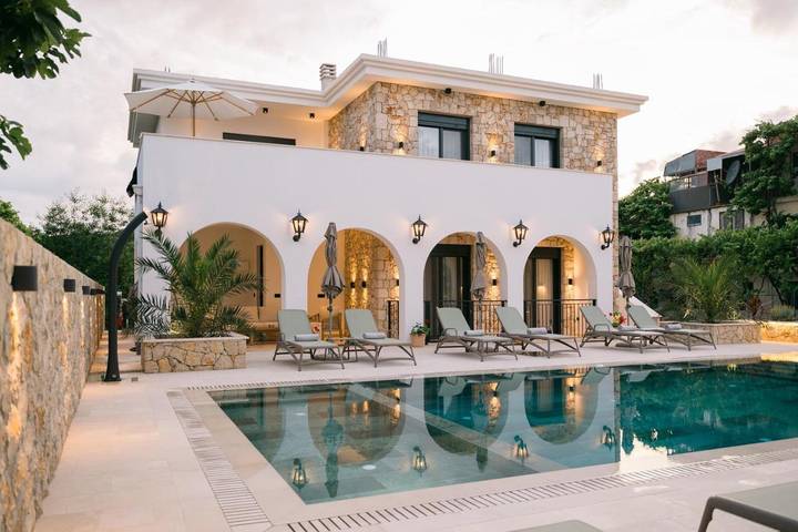 Villa für 4 Personen, mit Pool und Garten sowie Ausblick in Montenegro