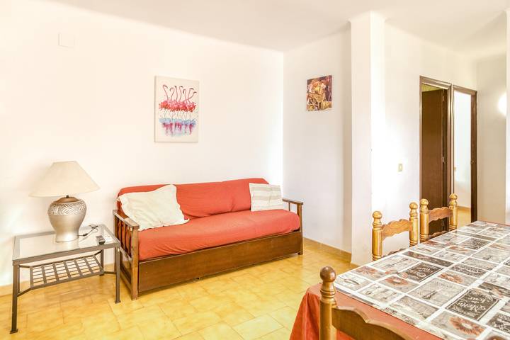 Apartamento entero, Apartamento en el Paseo Marítimo 3-3 cerca de la playa con terraza y Wi-Fi in Platja del Port (Llanca), Llansá