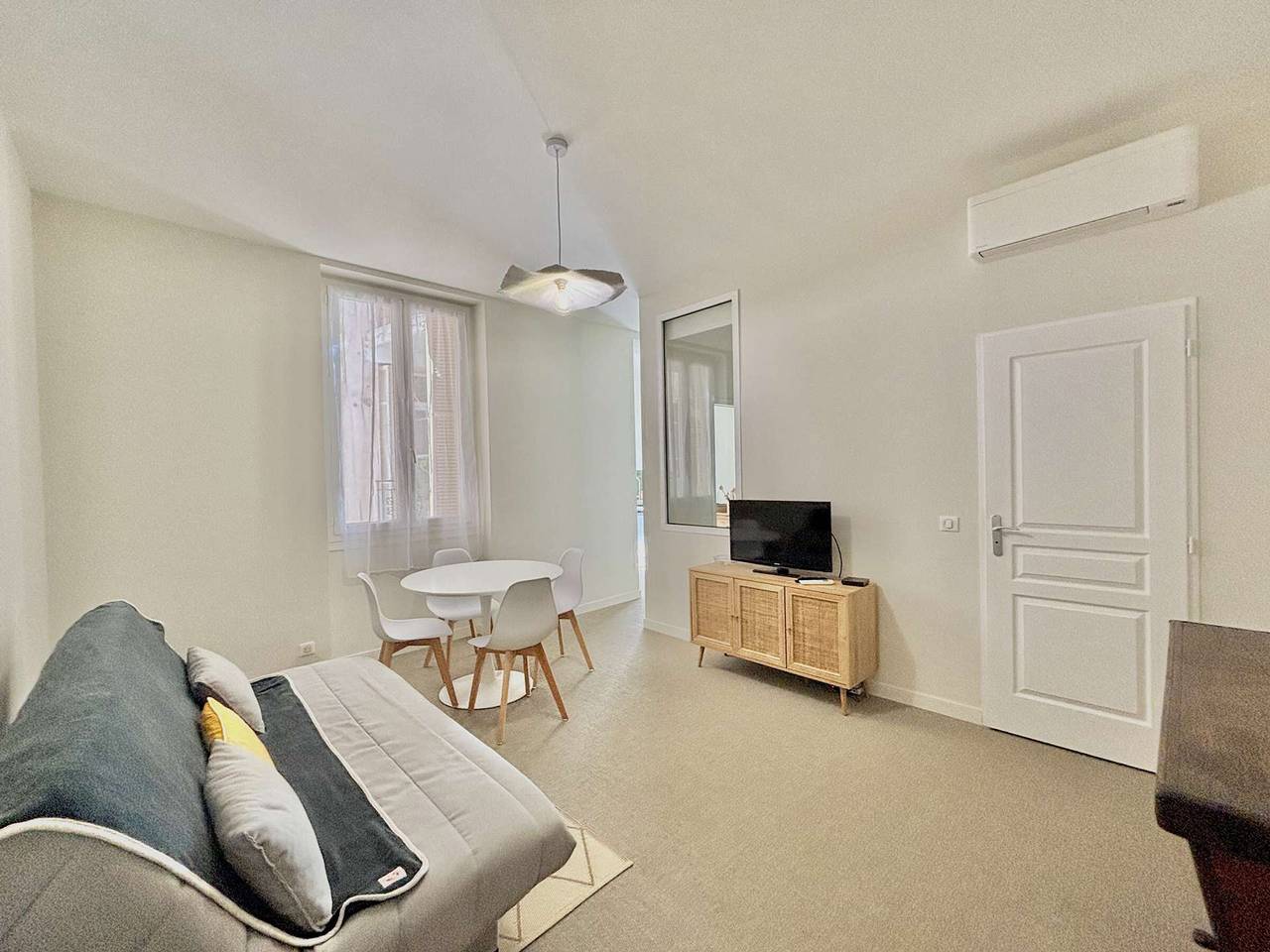 Entire apartment, Central Ajaccio Studio, A/C, Wi-Fi, Walk to Attractions in Ajaccio, Ajaccio region