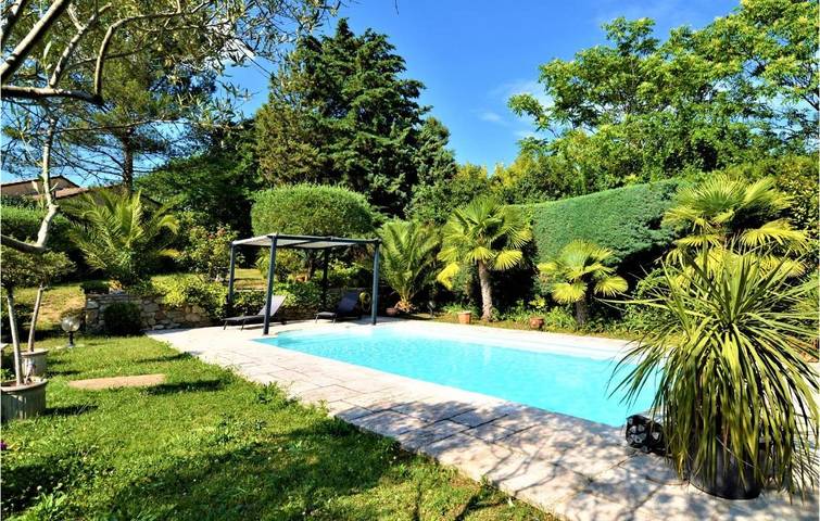 Location de vacances pour 8 personnes, avec piscine et terrasse à Saint-Privat-des-Vieux
