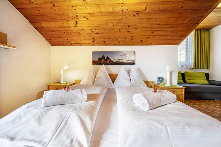 Appartamento intero, Appartamento di vacanza "Manuel's App Watschinger Alpenrose" con vista sulle montagne e balcone in Sesto, Alto Adige