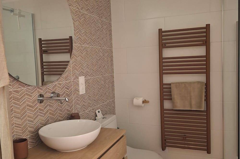 Appartement entier, T2 climatisé, Wifi haut débit, en rez jardin, plage de Gigaro et sentiers a 500m in Gigaro, La Croix-Valmer