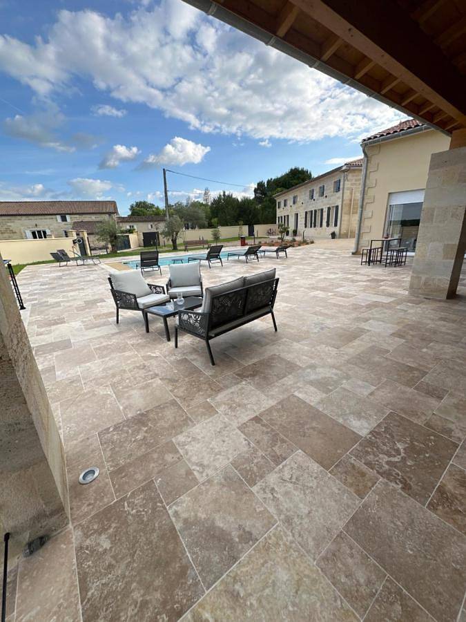 Gîte pour 2 personnes, avec vue ainsi que piscine et jardin à Lussac - 4