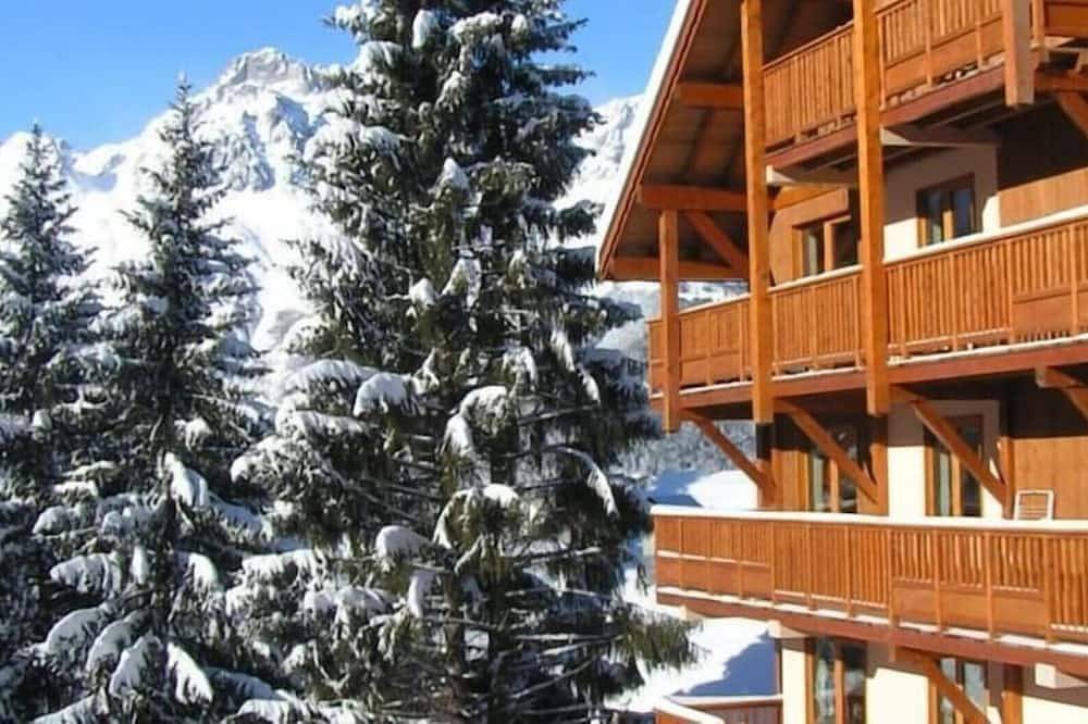Entire apartment, Ski in Ski Out Luxury Apartment with South West Facing Balcony! in Oz, Écrins National Park