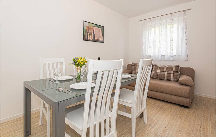 Ganze Ferienwohnung, Gemütliche Ferienwohnung, 2 km vom Strand entfernt, mit WLAN, Klimaanlage, Parkplatz und Terrasse in Srima, Šibenik-Knin