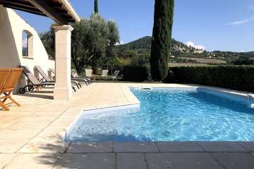 Location de vacances pour 10 personnes, avec jardin et terrasse à La Bégude-de-Mazenc