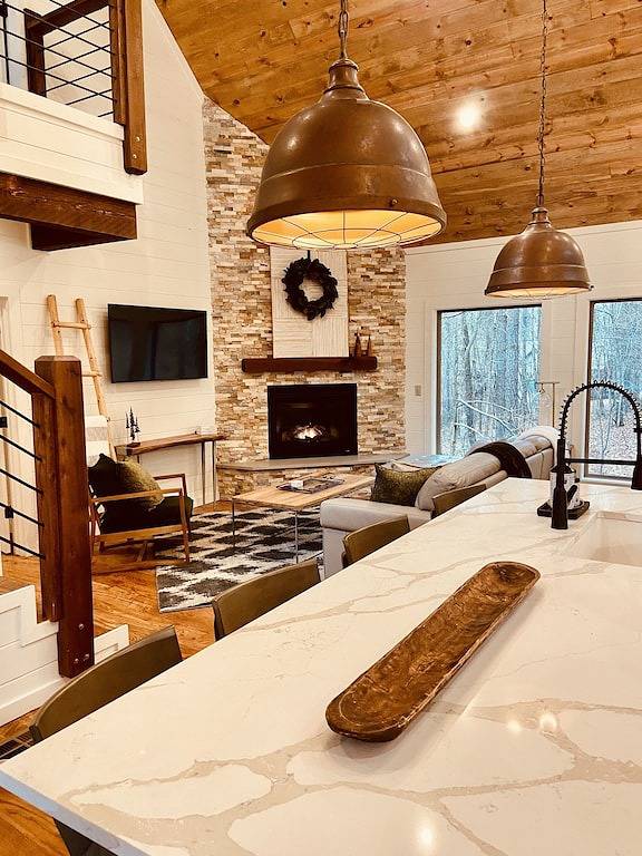 Mystic Pines: Private Setting, Well-appointed, Thoughtful Design, Luxurious Linens, Cozy Porch in Broken Bow, Broken Bow Lake