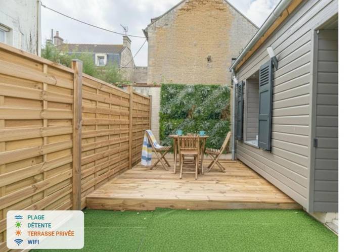 Location de vacances pour 3 personnes, avec terrasse dans Office De Tourisme De Luc Sur Mer - 3