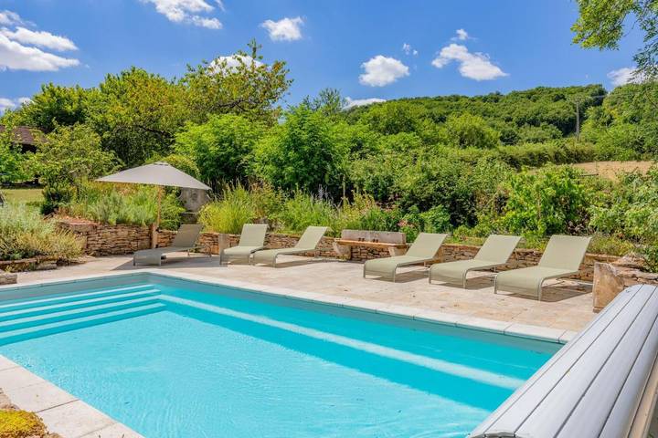 Location de vacances pour 12 personnes, avec vue ainsi que piscine et jardin à Saint-Ythaire - 4