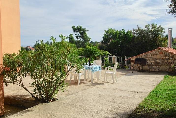 Ganze Wohnung, Ferienwohnung Alya mit großer Terrasse mit Meerblick 300m vom Strand in Nerezine, Lošinj (Kvarner Bucht)