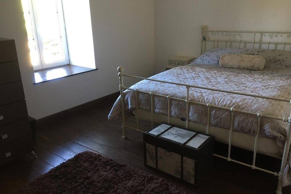 Country House - Loads of Outside Space in Lésignac-Durand, Charente