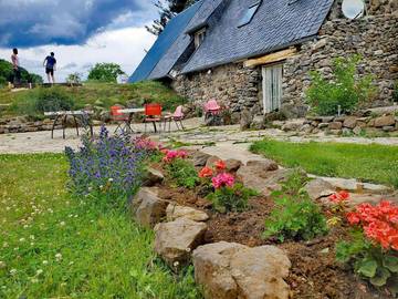 Gîte pour 10 personnes, avec jardin ainsi que jacuzzi et terrasse, animaux acceptés dans le Puy-de-Dôme