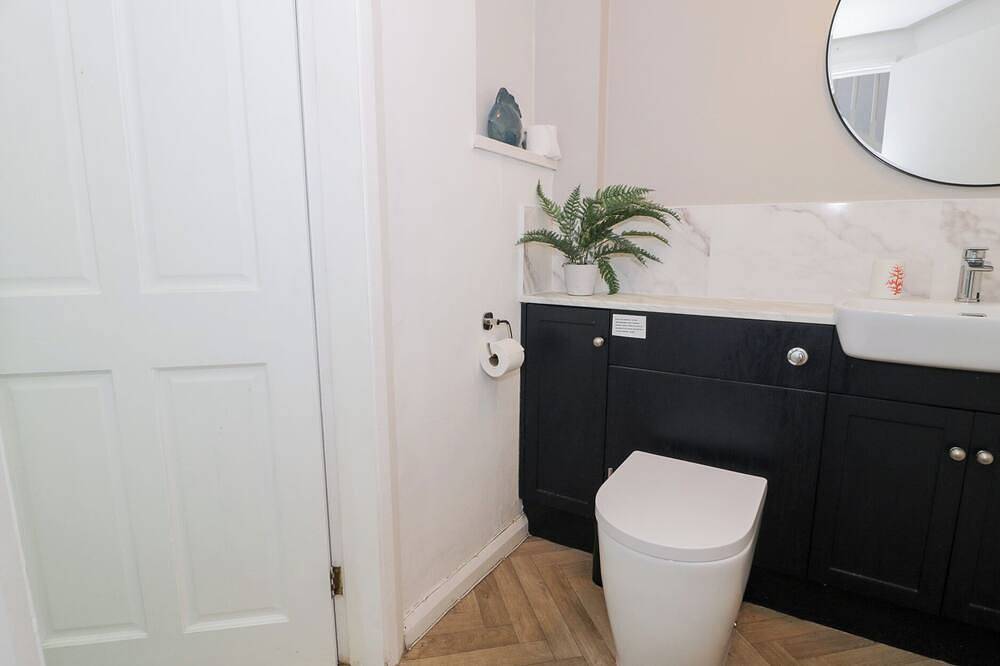 Pengwern, pet friendly, with hot tub in Llanrwst in Llanrwst, Snowdonia