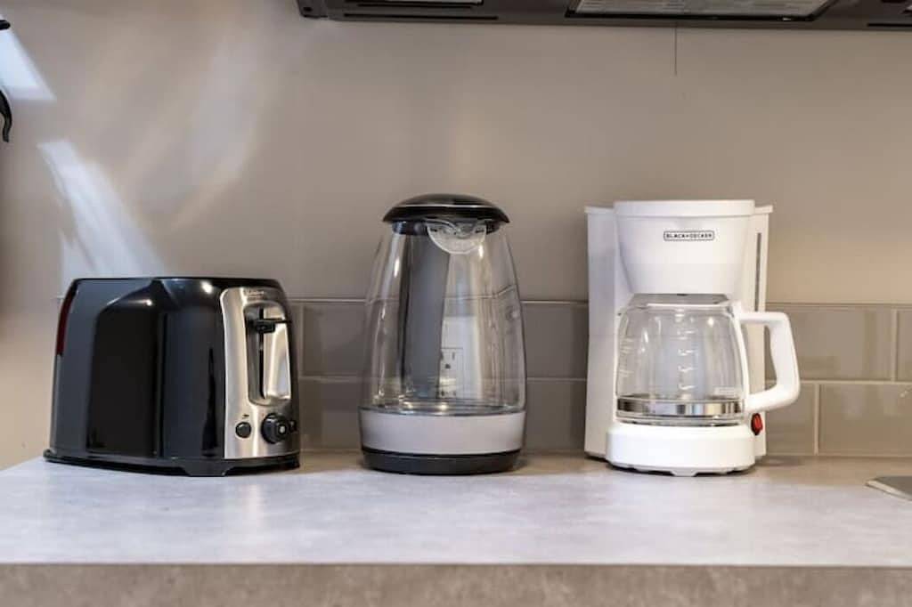 Cove On A Hill - Entire (2Bdrm & Full Bath) Basement Suite in Calgary, Kanadische Rocky Mountains