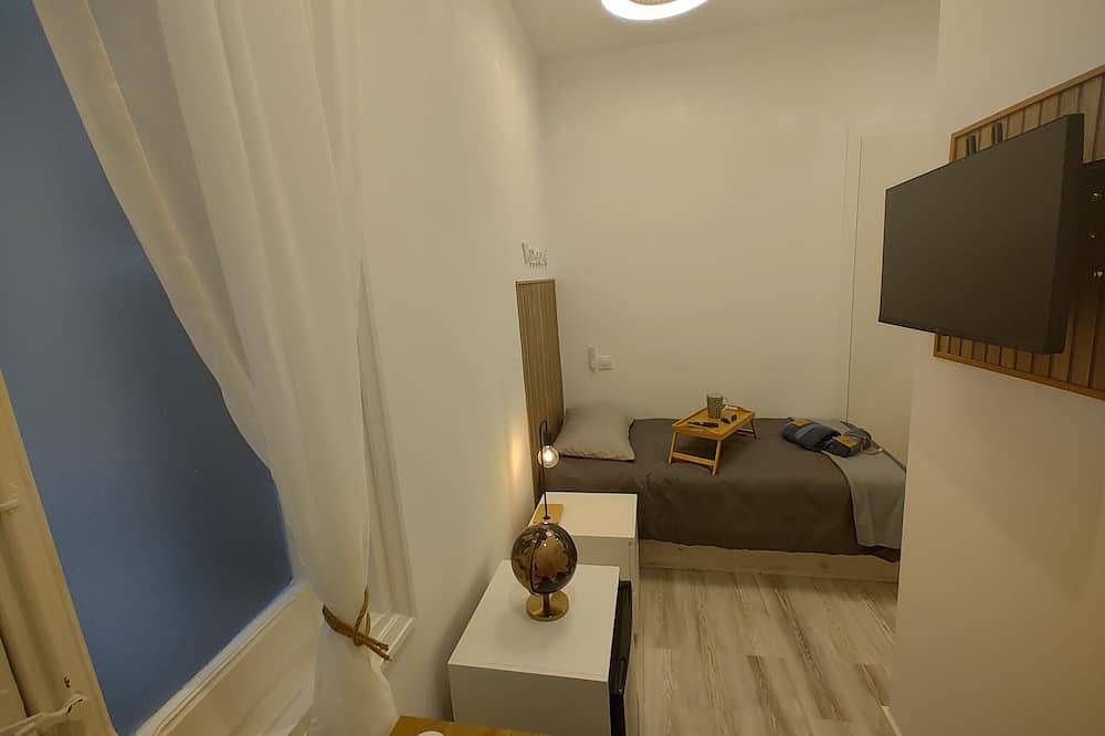 Singapore: room with comfort and shared areas Gran Via-Madrid in Centro (Madrid), Madrid