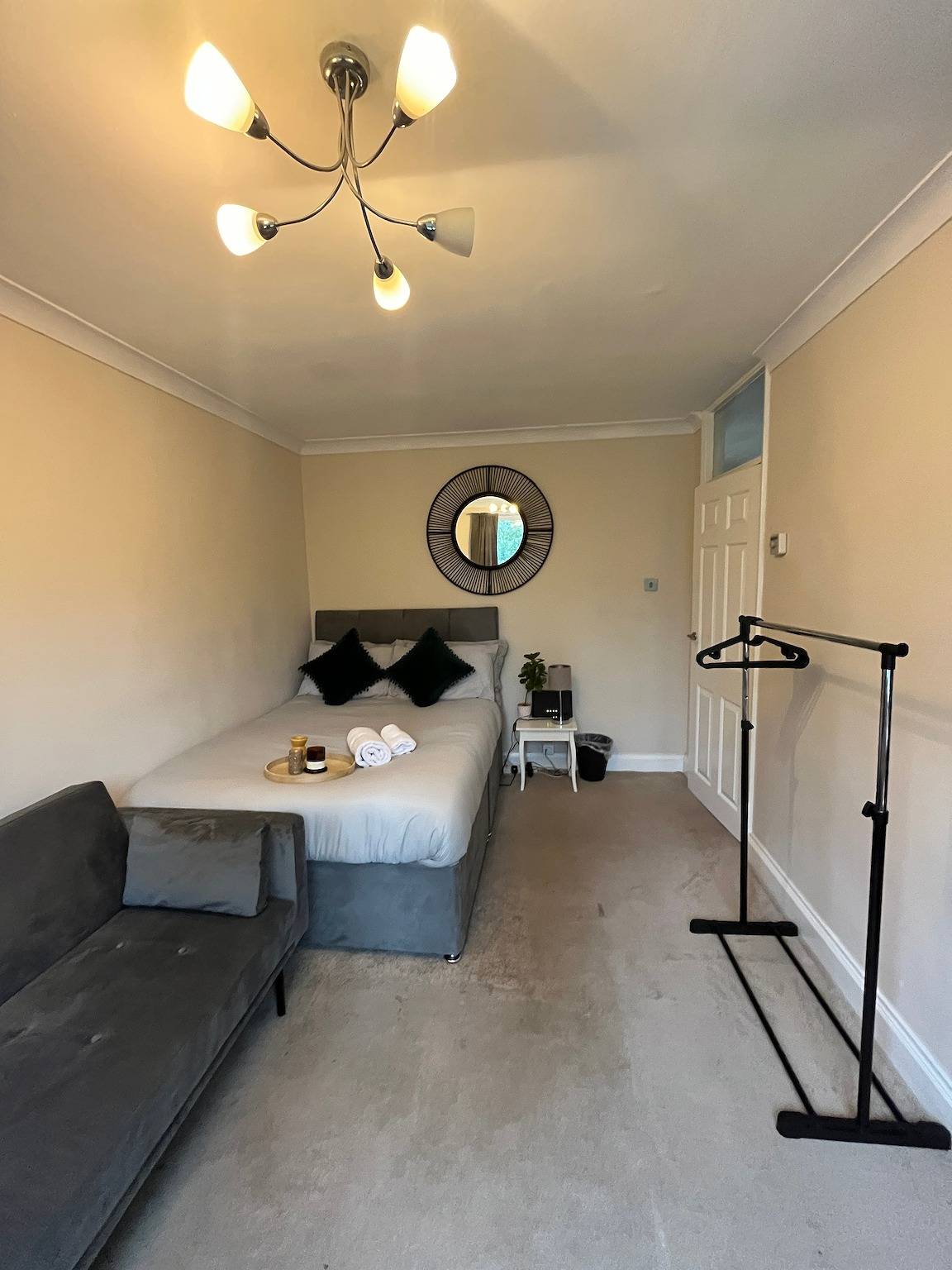 Entire vacation apartment, Charming Croydon Apartment Near Altyre Road in Croydon, London
