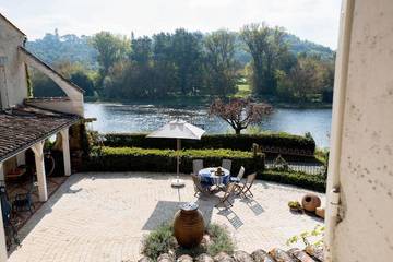 Gîte pour 8 personnes, avec piscine ainsi que vue et terrasse, animaux acceptés à Saint-Seurin-de-Prats