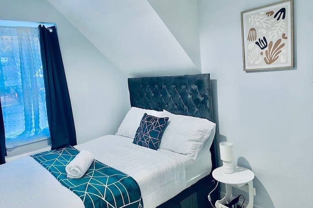 Entire apartment, 6-Bed Coastal Flat, Walk to Castle & Parking in Dover, Kent