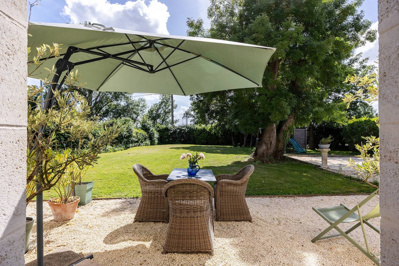 Appartement entier, Appartement 'Bord-Eau, terrasse et jardin' avec terrasse privée, jardin commun et Wi-Fi in Saint-André-de-Cubzac, Région de Blaye