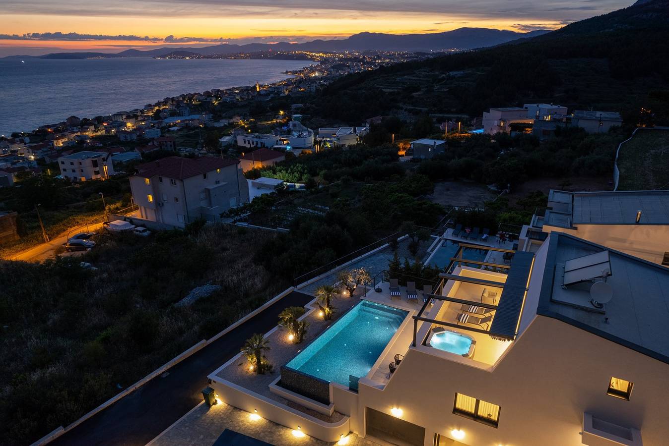 **Schicke Villa Masha mit privatem beheiztem Pool, Spa, Whirlpool und Meerblick** in Podstrana, Split-Dalmatien