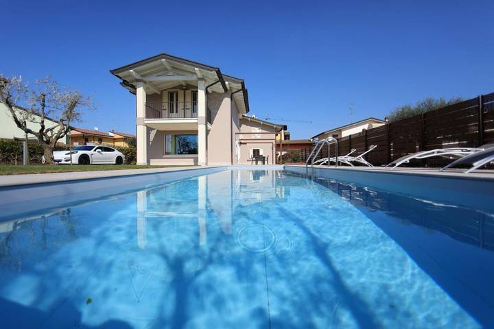 Villa per 12 persone, con Balcone e Terrazza nonché Giardino e Piscina a Peschiera del Garda