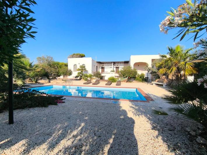 Location de vacances pour 7 personnes, avec vue ainsi que jardin et piscine dans Lampedusa - 3