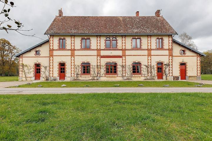 Location de vacances pour 14 personnes, avec jardin ainsi que piscine et terrasse à Ambillou