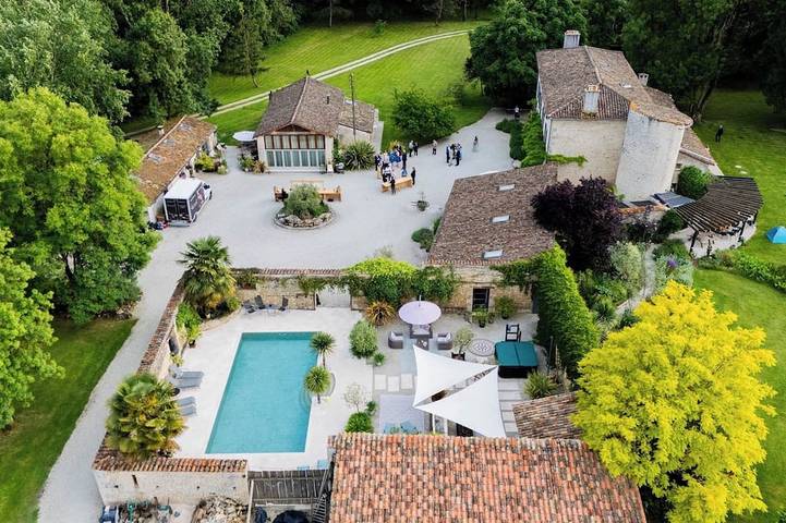 Location de vacances pour 24 personnes, avec Jacuzzi ainsi que Terrasse et Jardin à Brioux-sur-Boutonne