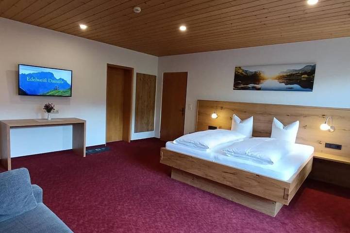 Familienzimmer mit Balkon - Pension Edelweiss Bischof Kg in Bregenzerwald (Vorarlberg), Damüls
