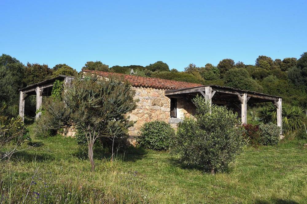 Elegante casa per le vacanze in una posizione tranquilla a 10 minuti dalla spiaggia. in Serra di Ferro, Ajaccio e dintorni