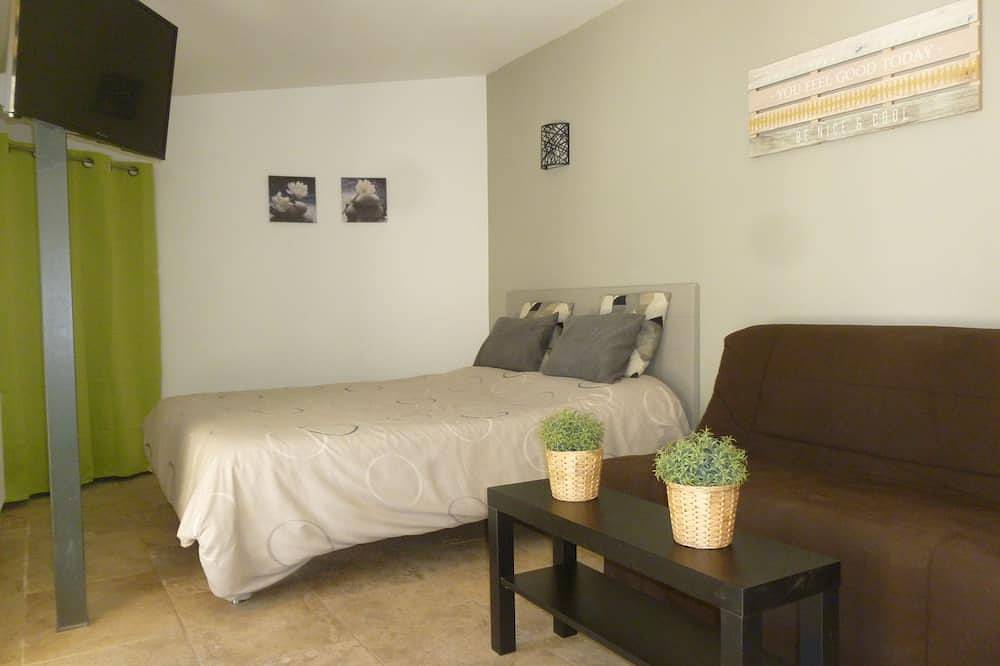 At the foot of the Alpilles mountains with direct access to the massif in Aureille, Arles und Umgebung