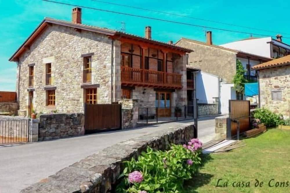 House with garden and fireplace for 4 people (La casa de Consuelo 2) in Torrelavega, Cantabrian Coast
